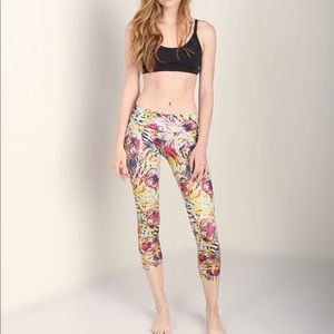 Onzie bengal Capri leggings size s